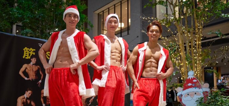 イオンモール白山のクリスマスイベントでマッスルサンタとしてお客様をおもてなしする筋肉紳士集団 ALLOUTのメンバー