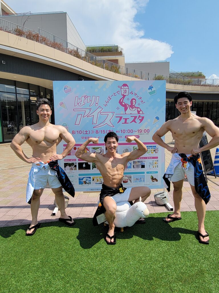 ららぽーと福岡のアイスフェスタ会場でイベントパネルの前に並ぶメンバーたち