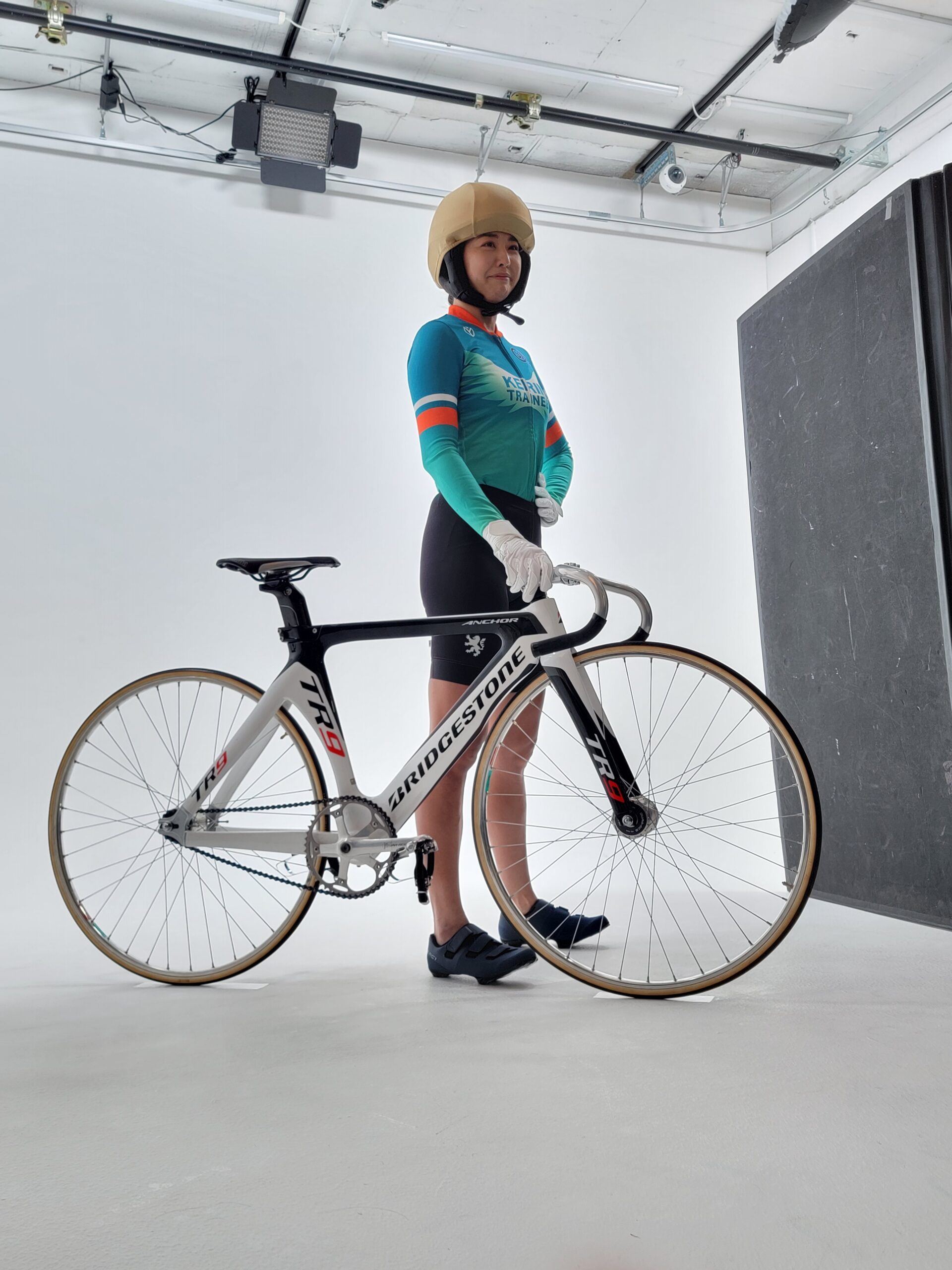 女性モデル　自転車