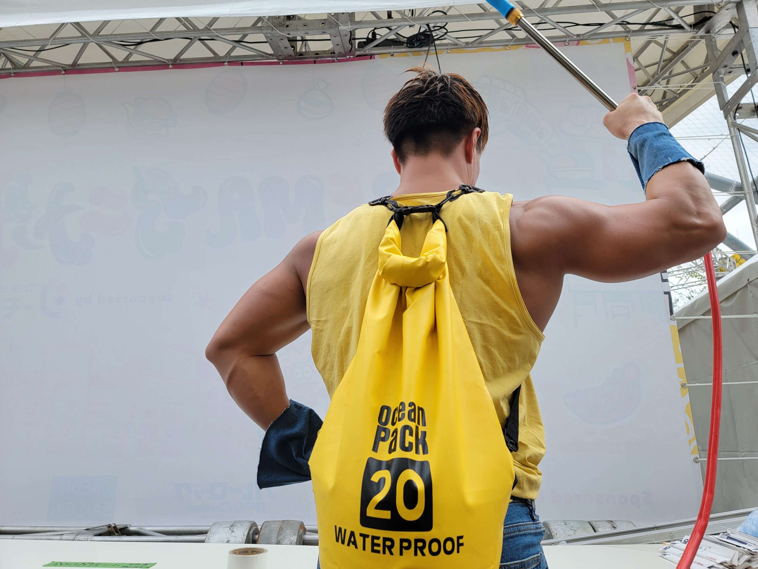 水かけ　マッチョ