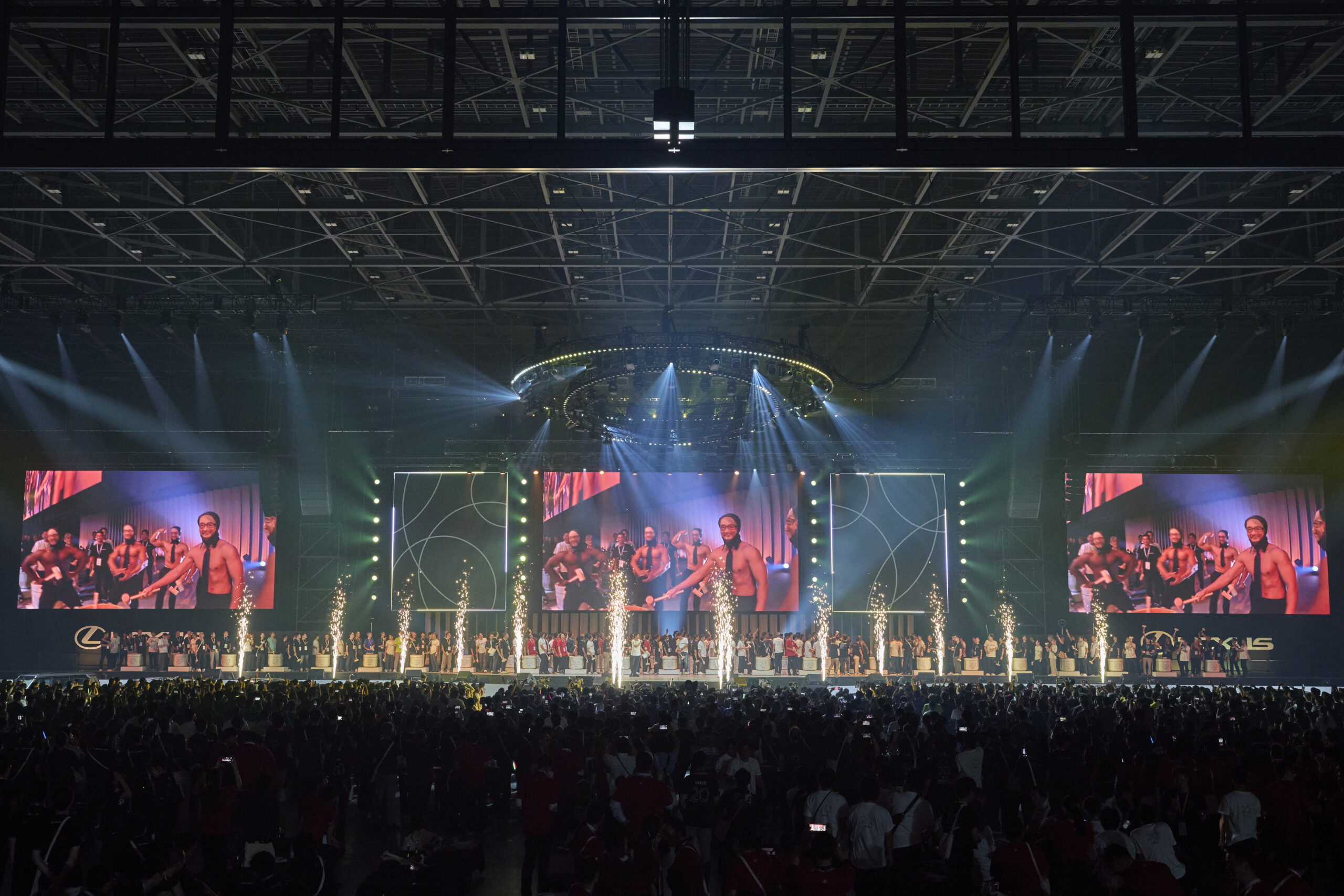 TOYOTAレクサス20周年イベント　マッチョパフォーマー