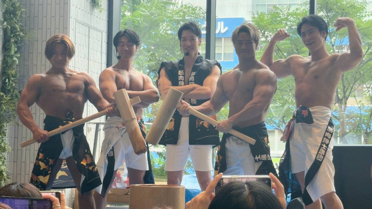 札幌の商業施設ココノススキノで筋肉餅つきイベント