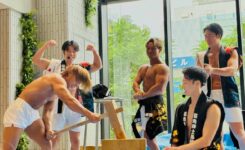 札幌の商業施設ココノススキノで筋肉餅つきイベント