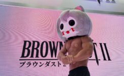 コミケ108のブラウンダスト2ブースでゲームキャラクターのムキ丸として着ぐるみアクター出演した筋肉紳士集団ALLOUTのYOSHI