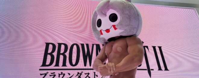 コミケ108のブラウンダスト2ブースでゲームキャラクターのムキ丸として着ぐるみアクター出演した筋肉紳士集団ALLOUTのYOSHI