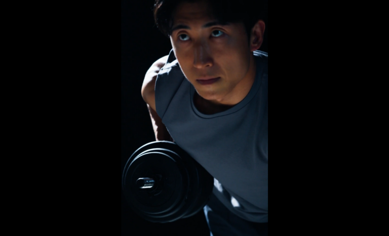 明治ザバス公式SNSプロモーションに出演したALLOUTのTAKAMASA
