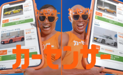 カーセンサーのCM上海ハニー篇にサングラスをかけたスキンヘッドのマッチョ役で出演したボディハッカーの白石進