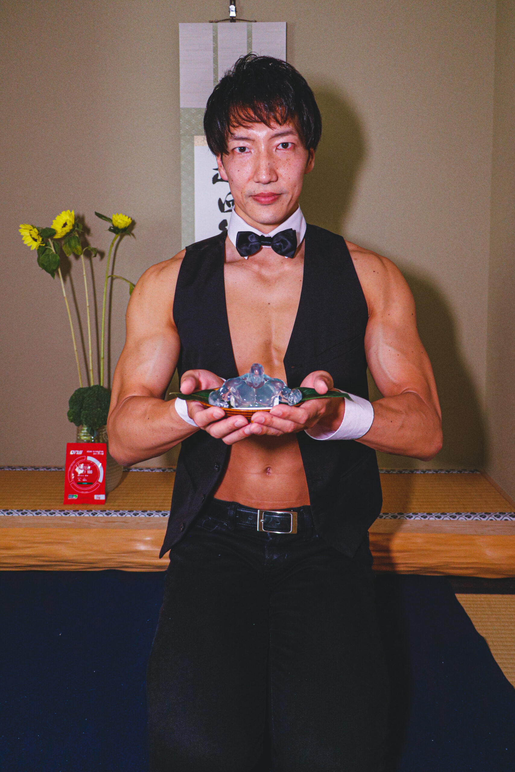 SOSUKEがマッチョ和菓子を持つSNS話題実績の写真
