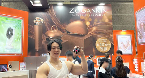 クルールラボの展示会ブースでプロモーションを行うALLOUTのマッチョモデルNAOYA