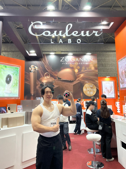 クルールラボの展示会ブースでプロモーションを行うALLOUTのマッチョモデルNAOYA