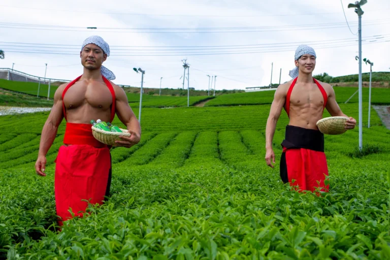 怖いか？茶畑のマッチョ（SNSで話題になった素材の代表画像）